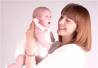 新生兒一天最多抱多久 三個(gè)月之內(nèi)的寶寶每天抱多久合適