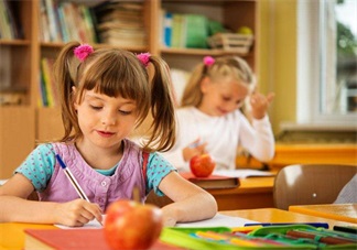 孩子做作業(yè)時少操心 這么做孩子的效率會更高