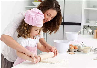 什么時(shí)候開(kāi)始給寶寶用牙刷刷牙 90%家長(zhǎng)都錯(cuò)了