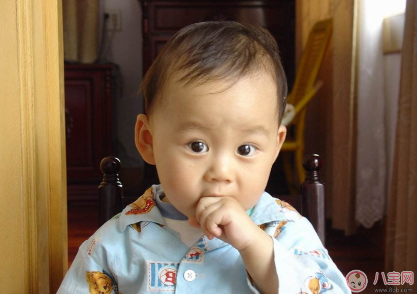 孩子喜歡吃手手 何時(shí)干預(yù)比較好