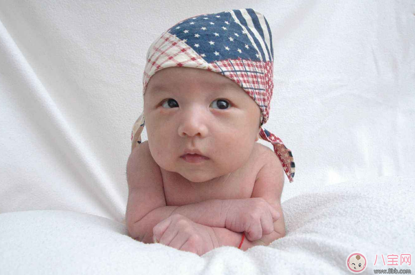 孩子不會(huì)抬頭怎么辦 正確訓(xùn)練孩子抬頭的方法