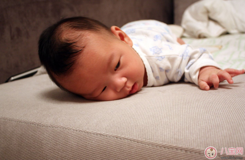 孩子不會(huì)抬頭怎么辦 正確訓(xùn)練孩子抬頭的方法