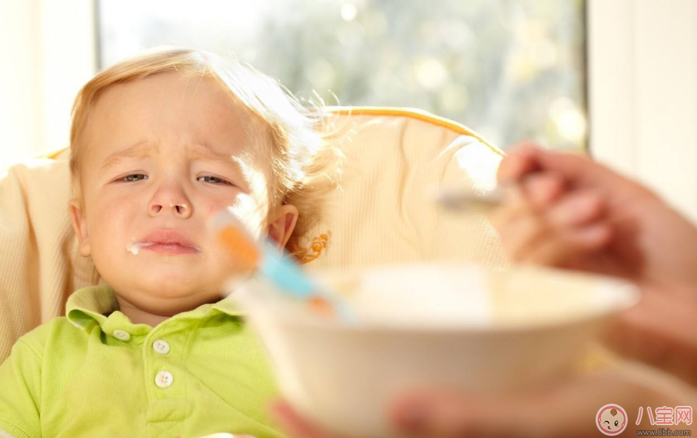 你還在給孩子喂飯嗎 其實你的喂飯行為會讓孩子變丑