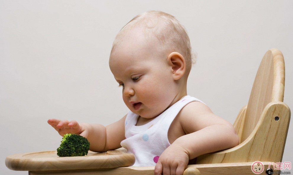 你還在給孩子喂飯嗎 其實你的喂飯行為會讓孩子變丑