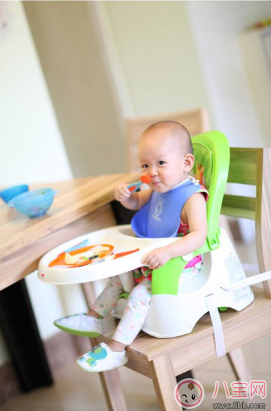 你還在給孩子喂飯嗎 其實你的喂飯行為會讓孩子變丑