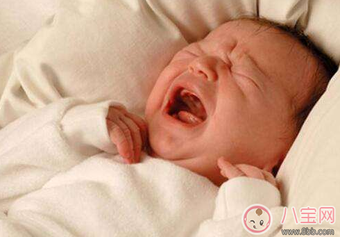 突然寶寶驚了一下 寶寶突然抽搐處理方法 突然寶寶驚了一下 寶寶突然抽搐處理方法
