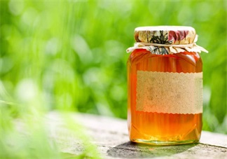 孩子不到一周歲別給他喝蜂蜜 別因?yàn)槔戏椒ň椭潞⒆咏】涤诓活? data-DCmw=