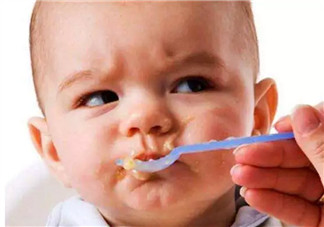 寶寶吃飯含在嘴里不咽是怎么回事 寶寶喜歡含飯不吞飯怎么辦