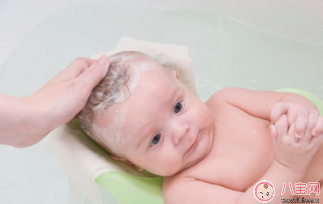 寶寶洗澡愛(ài)哭鬧的三個(gè)原因 寶寶洗澡愛(ài)哭鬧的三個(gè)原因