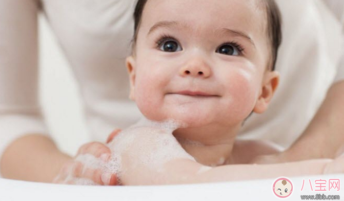 寶寶洗澡愛(ài)哭鬧的三個(gè)原因 寶寶洗澡愛(ài)哭鬧的三個(gè)原因
