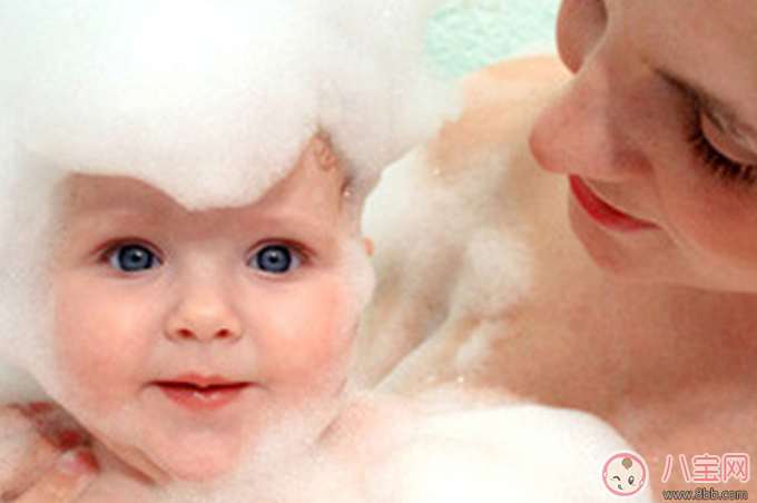 寶寶洗澡愛(ài)哭鬧的三個(gè)原因 寶寶洗澡愛(ài)哭鬧的三個(gè)原因