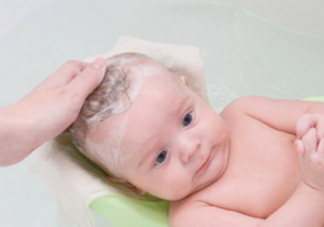 寶寶洗澡愛(ài)哭鬧的三個(gè)原因