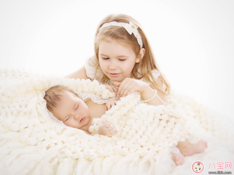 孩子睡覺千萬不要跟著老人睡 孩子睡覺這么做才是最好