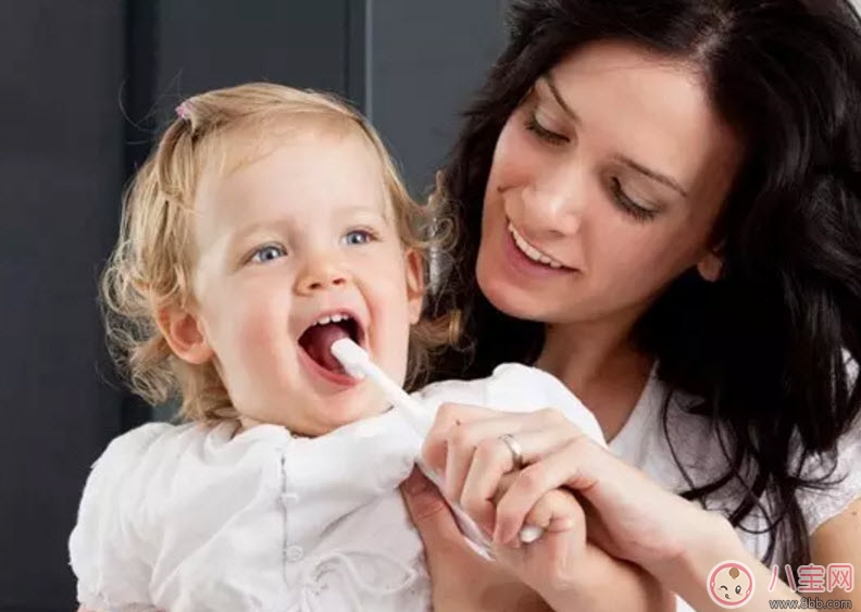 如何讓寶寶愛上刷牙 家長幫孩子刷牙正確的姿勢 如何讓寶寶愛上刷牙 家長幫孩子刷牙正確的姿勢