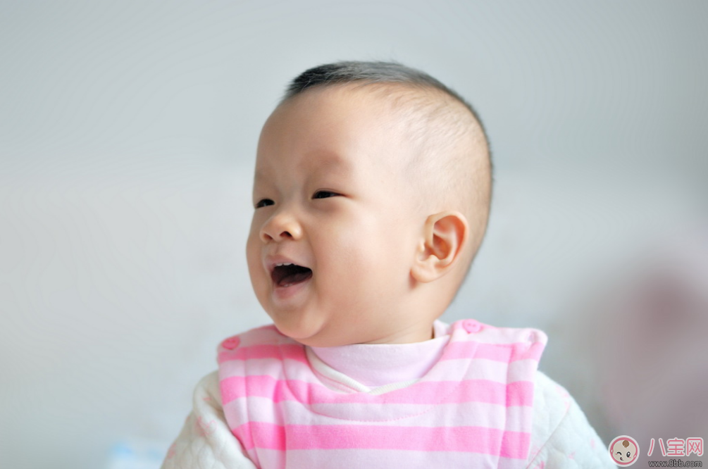 寶寶撞頭行為內(nèi)有含義 孩子這么喜歡撞頭其實(shí)是因?yàn)樗? alt=