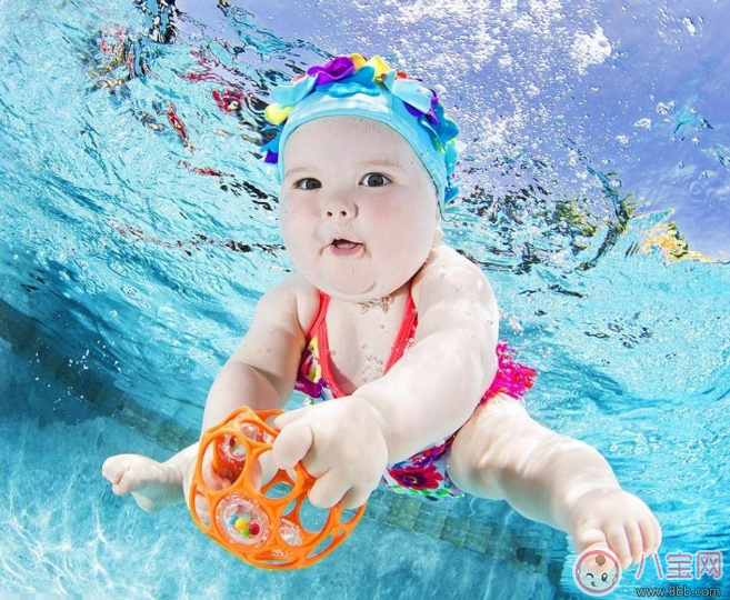 給寶寶洗澡耳朵進水這么處理干得快 孩子耳朵進水快速排出方法