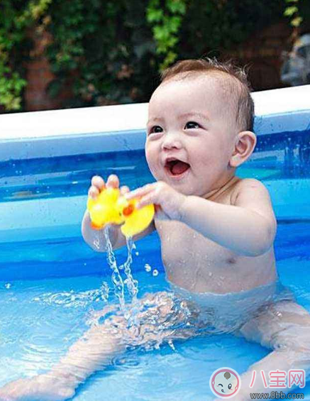 給寶寶洗澡耳朵進水這么處理干得快 孩子耳朵進水快速排出方法