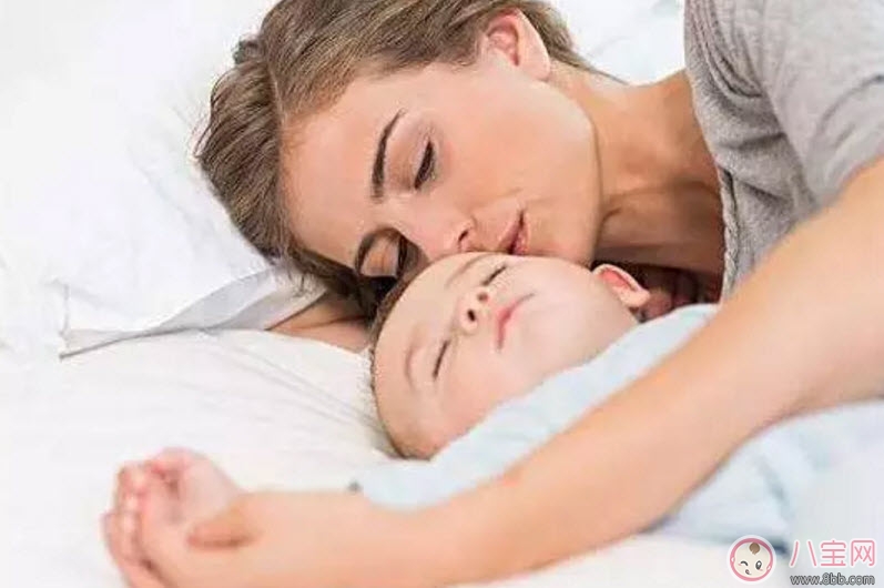 寶寶睡小床還是睡大床 寶寶睡小床的好處有哪些