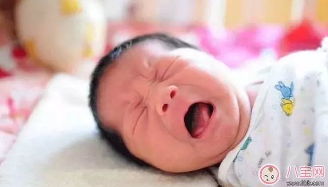 寶寶脖子上有濕疹可以擦爽身粉嗎 新生兒脖子濕疹如何護理