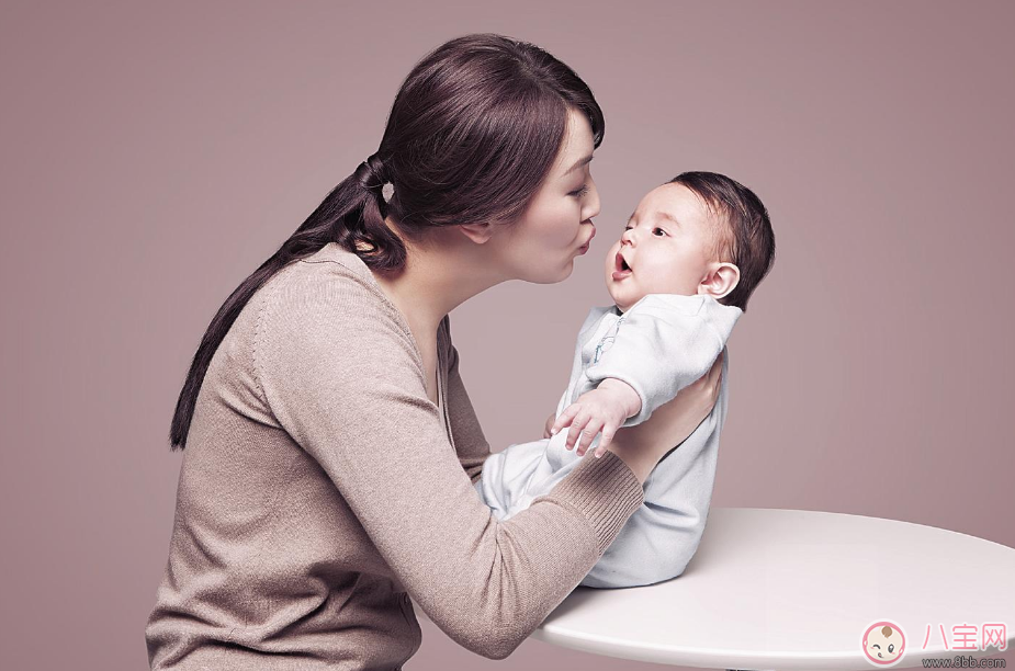 寶貝打嗝不止緩解方法很簡單 講究方法效果快 