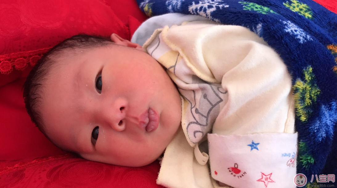 寶貝打嗝不止緩解方法很簡單 講究方法效果快 