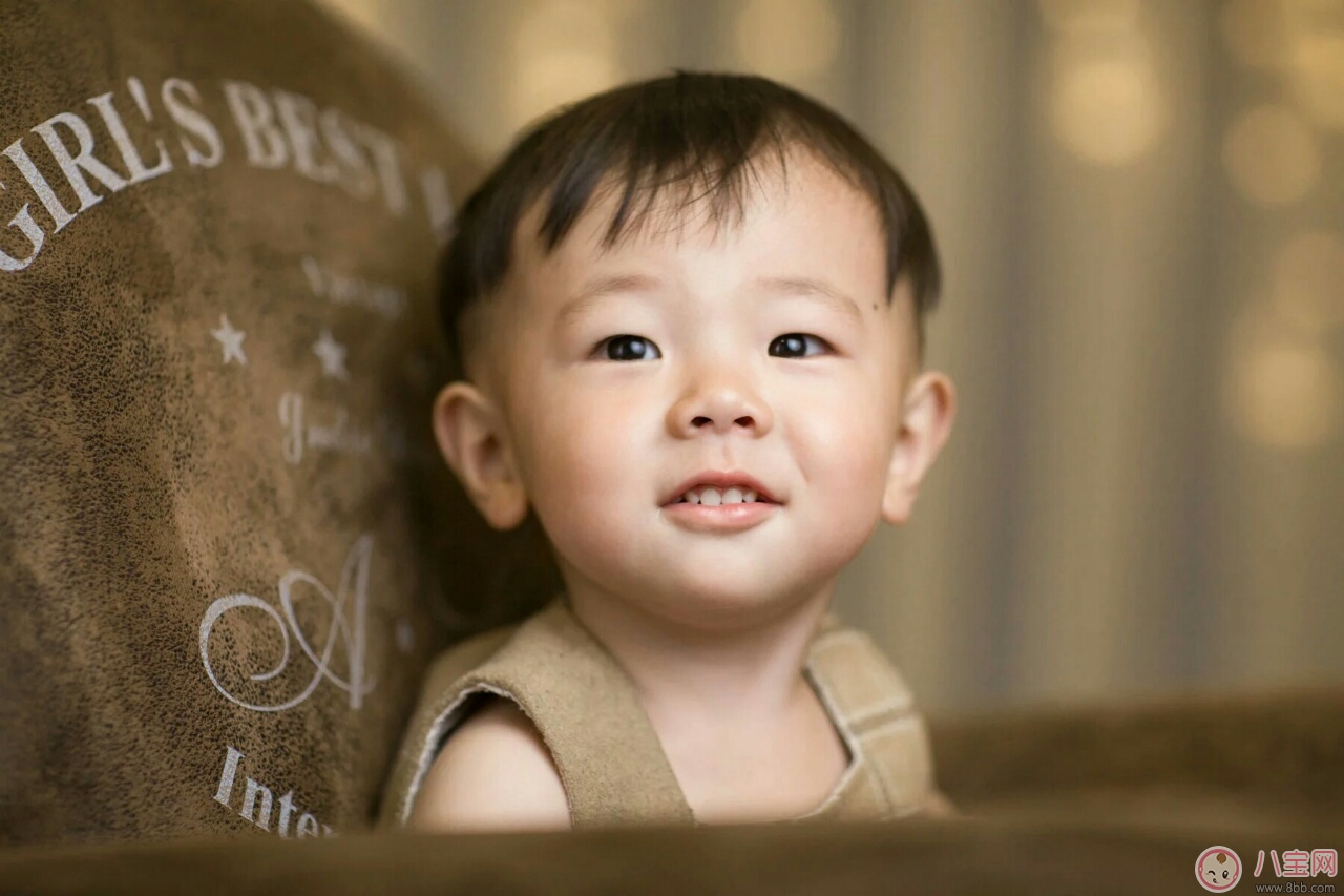 孩子磨牙，是因?yàn)槿扁}嗎？