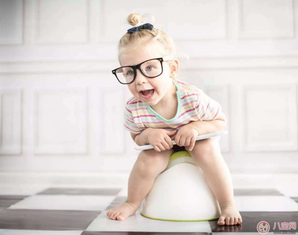 范瑋琪寶寶訓(xùn)練如廁穿紙尿褲 寶寶兩歲左右穿紙尿褲正常嗎