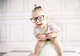 范瑋琪寶寶訓(xùn)練如廁穿紙尿褲 寶寶兩歲左右穿紙尿褲正常嗎