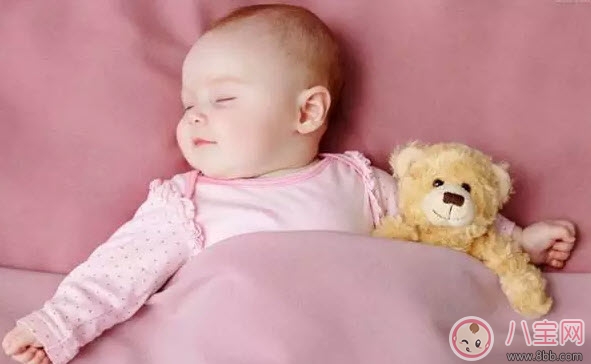 六個(gè)月的寶寶頭撞了有沒(méi)有問(wèn)題 寶寶喜歡反復(fù)撞頭是什么原因 六個(gè)月的寶寶頭撞了有沒(méi)有問(wèn)題 寶寶喜歡反復(fù)撞頭是什么原因