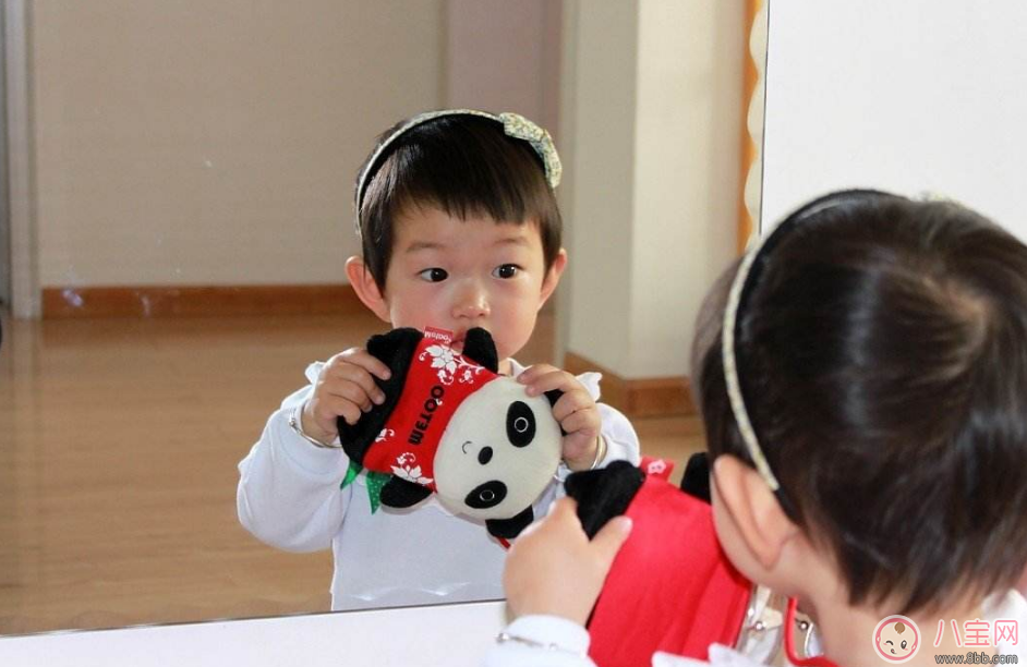 寶寶喜歡照鏡子好處多多 寶寶喜歡鏡子原因揭曉