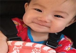 陳冠希瘋狂曬娃可愛寶寶萌翻 孩子吐泡泡是正常的嗎