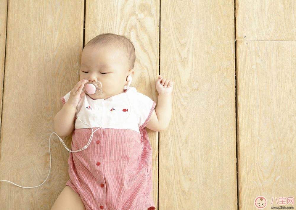 嬰兒聽(tīng)音樂(lè) 幫助成長(zhǎng)和發(fā)育 嬰兒聽(tīng)音樂(lè) 幫助成長(zhǎng)和發(fā)育