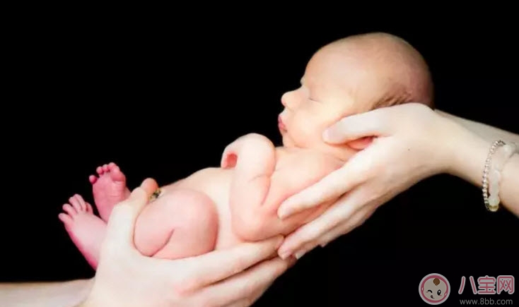 新生兒的頭可以摸嗎 為什么嬰兒的頭不能摸 新生兒的頭可以摸嗎 為什么嬰兒的頭不能摸