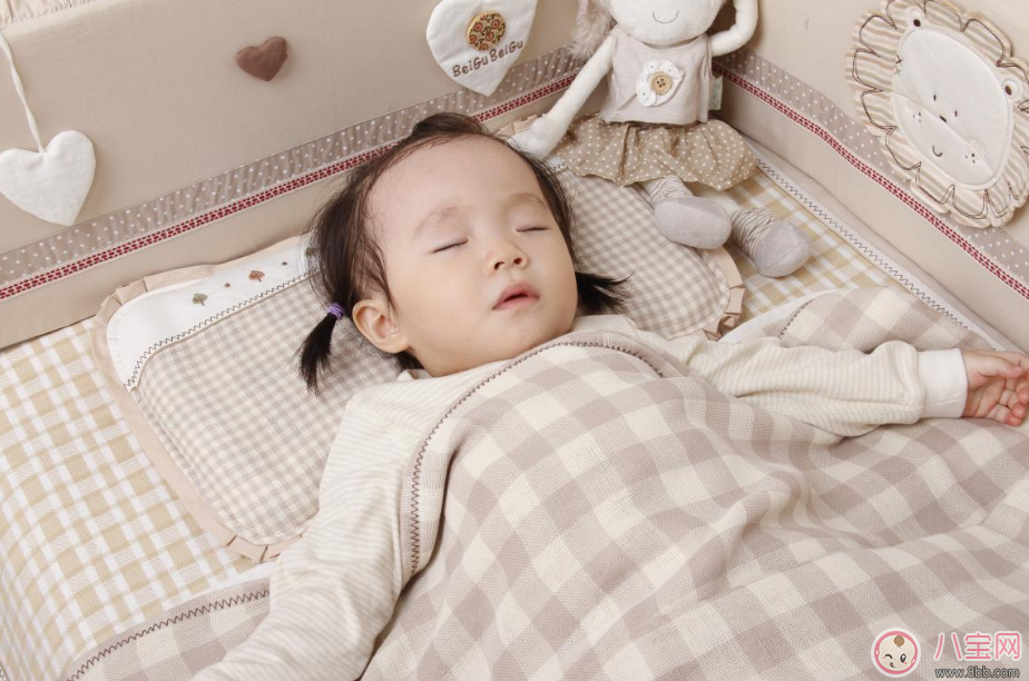 寶寶睡枕頭多大好 什么時候給寶寶睡枕頭好
