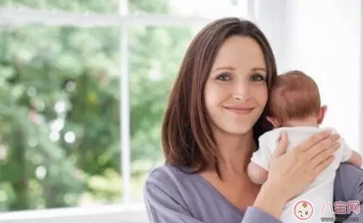 怎樣豎抱寶寶 新生兒寶寶豎抱的正確姿勢圖解 怎樣豎抱寶寶 新生兒寶寶豎抱的正確姿勢圖解