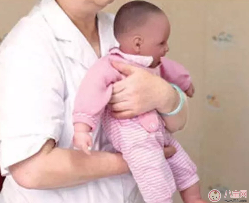 怎樣豎抱寶寶 新生兒寶寶豎抱的正確姿勢圖解 怎樣豎抱寶寶 新生兒寶寶豎抱的正確姿勢圖解