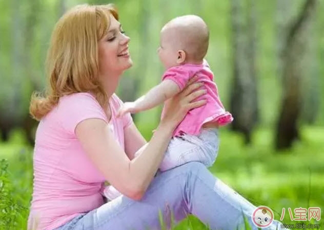 怎樣豎抱寶寶 新生兒寶寶豎抱的正確姿勢圖解 怎樣豎抱寶寶 新生兒寶寶豎抱的正確姿勢圖解