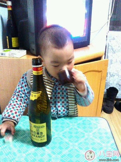 孩子被慫恿喝下半杯白酒進(jìn)重癥監(jiān)護(hù)室 孩子為什么不能喝白酒 孩子被慫恿喝下半杯白酒進(jìn)重癥監(jiān)護(hù)室 孩子為什么不能喝白酒