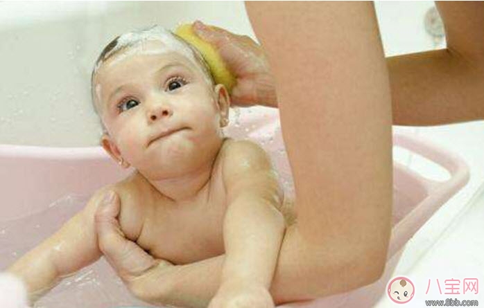 新生兒肚臍可以碰水嗎 新生兒肚臍沒長好碰水了怎么辦