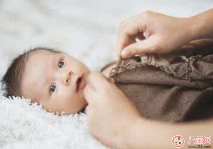 新生兒肚臍可以碰水嗎 新生兒肚臍沒長好碰水了怎么辦