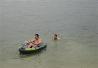 千萬不要帶孩子游野泳 孩子游野泳隱患多