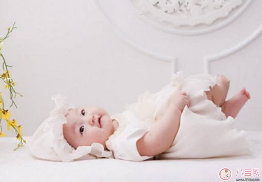寶寶老是蹬腿怎么回事 新生兒為什么喜歡老蹬腿
