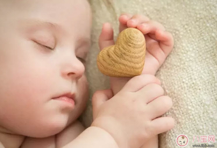 寶寶能和大人同床睡覺嗎 寶寶和媽媽一起睡覺的利與弊 寶寶能和大人同床睡覺嗎 寶寶和媽媽一起睡覺的利與弊