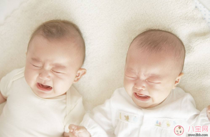 嬰兒晚上愛哭鬧是因?yàn)槭裁?寶寶半夜哭怎么安撫