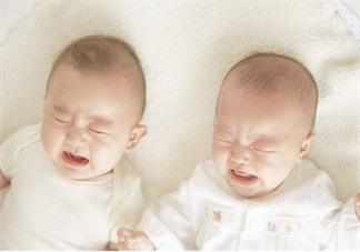 嬰兒晚上愛(ài)哭鬧是因?yàn)槭裁?寶寶半夜哭怎么安撫