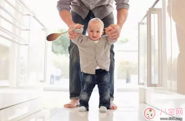 寶寶學走路的三個階段 寶寶走路穿什么樣的鞋和褲子