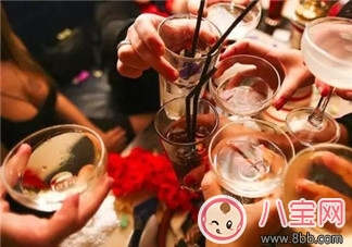 哺乳期能喝酒嗎  哺乳期喝酒對(duì)寶寶的影響
