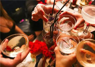 哺乳期能喝酒嗎  哺乳期喝酒對(duì)寶寶的影響