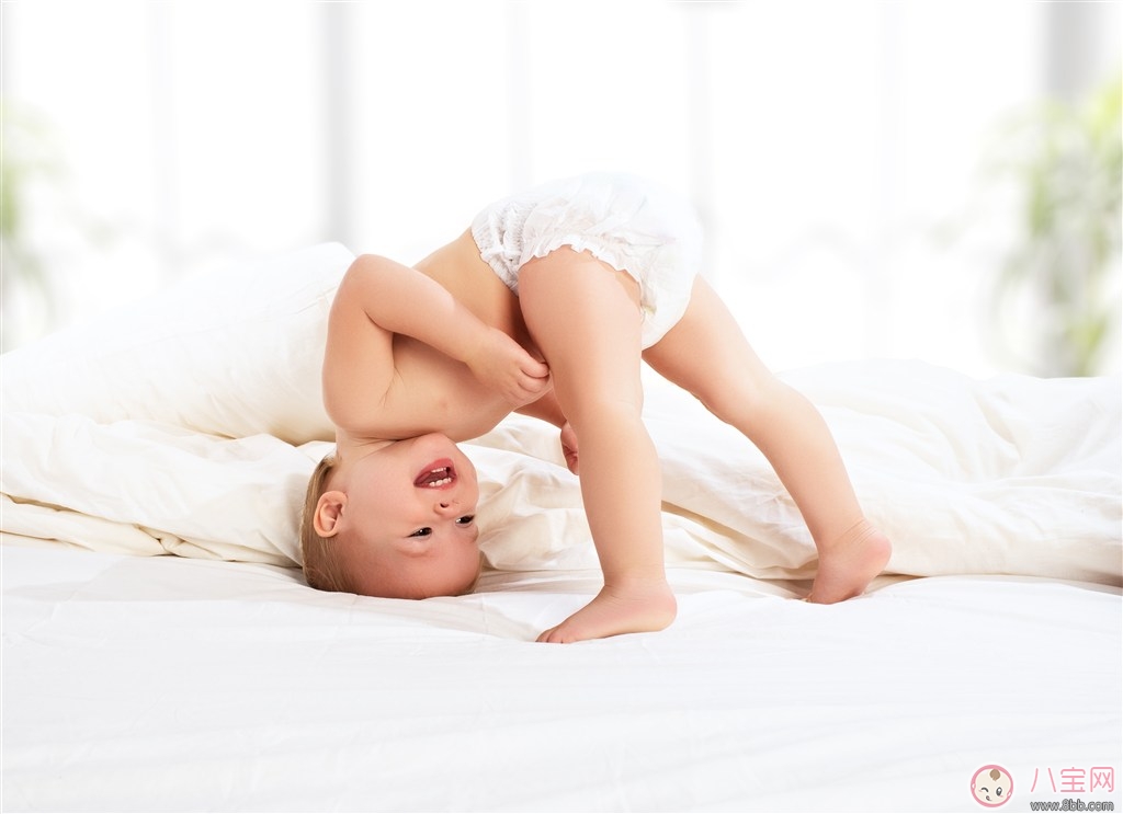 寶寶睡在床上的位置 如何保證寶寶安全 寶寶睡在床上的位置 如何保證寶寶安全