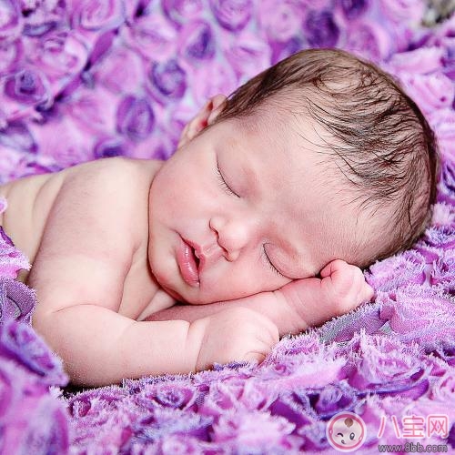 寶寶睡在床上的位置 如何保證寶寶安全 寶寶睡在床上的位置 如何保證寶寶安全